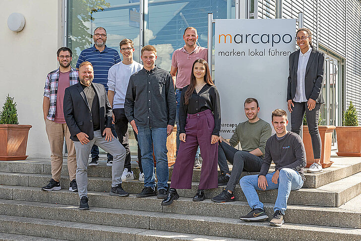Gruppenbild von GF und neuen Azubis