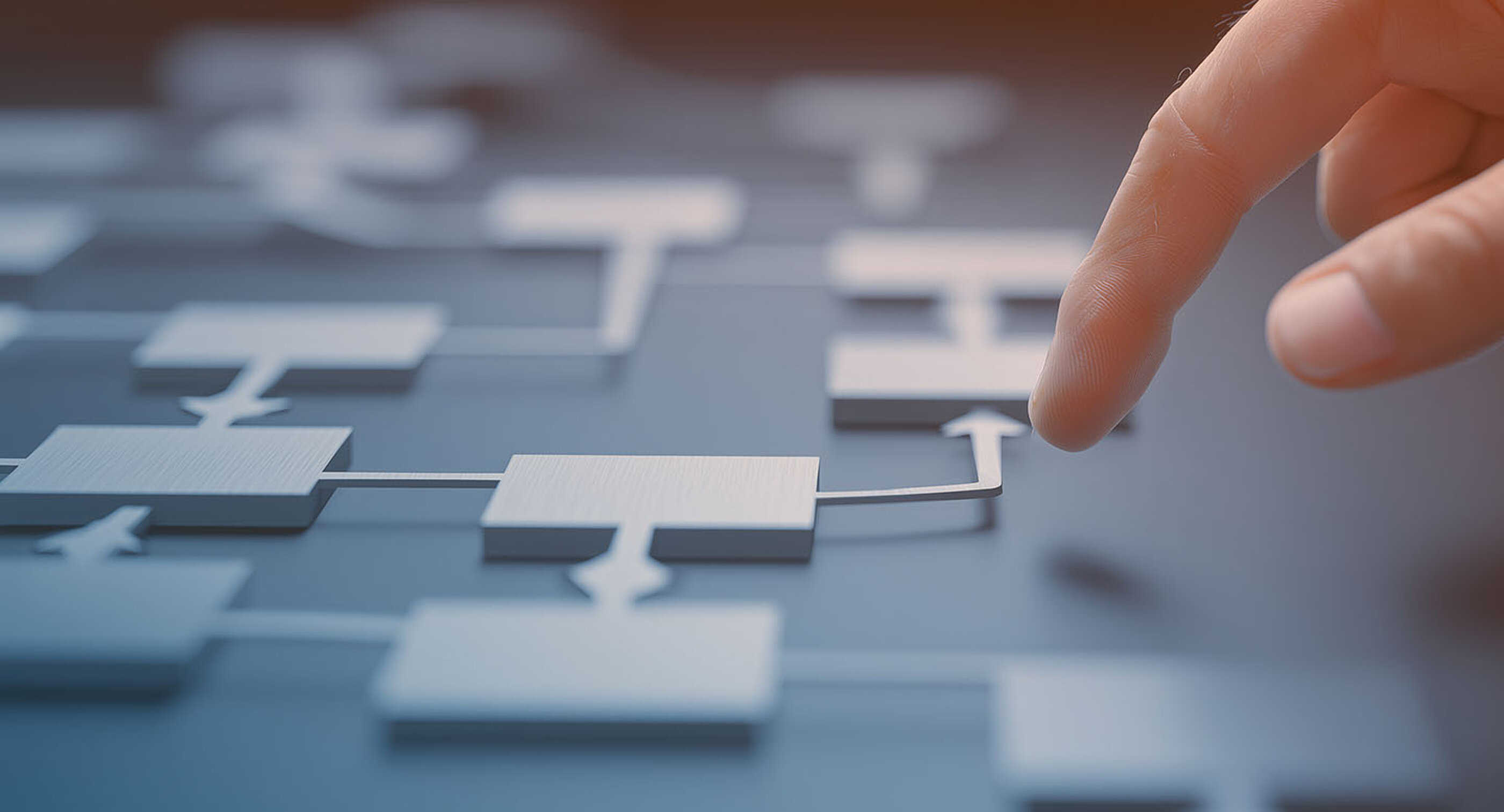 Finger über schematischem Prozessdiagramm mit verbundenen Feldern und Pfeilen