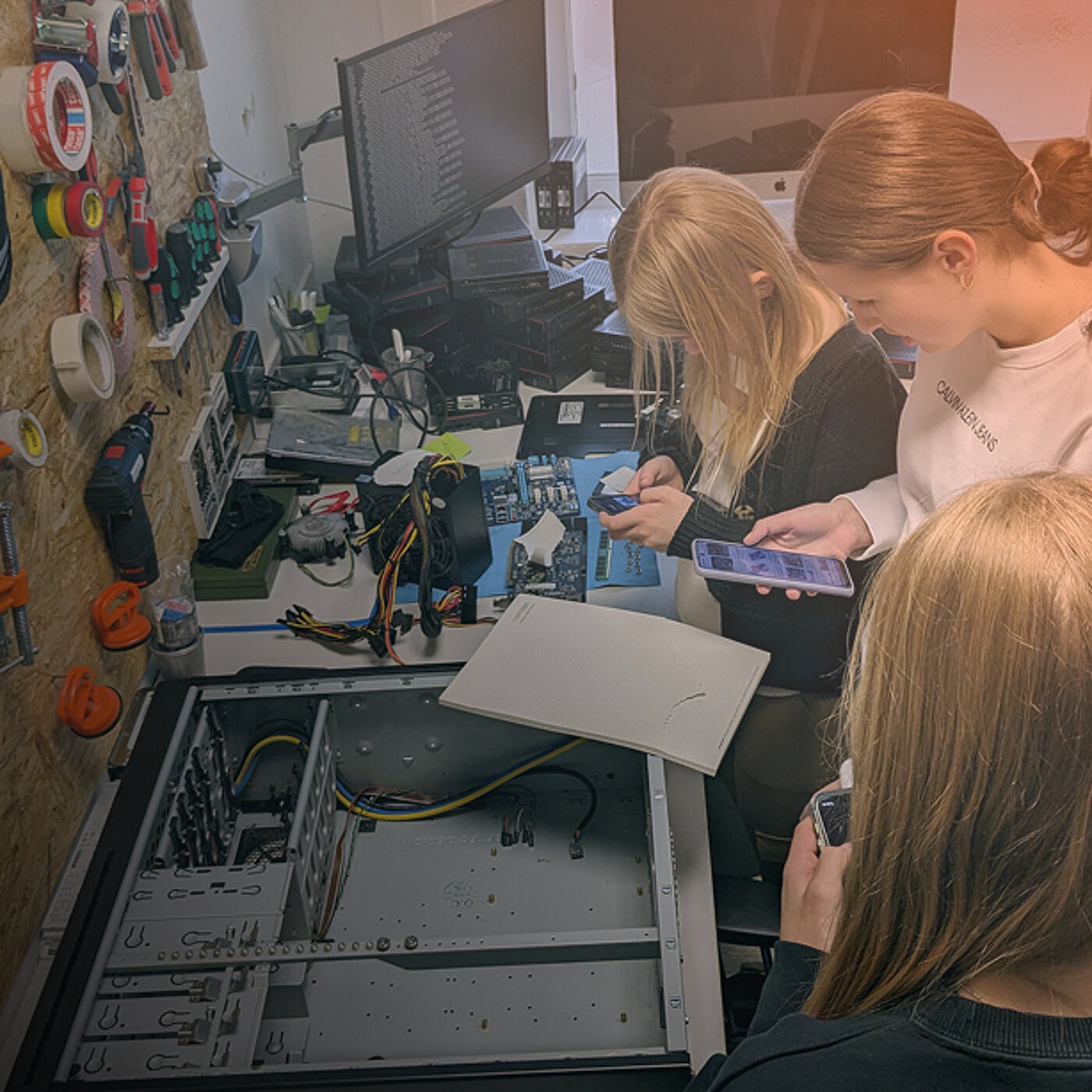 Mädchen in technischer Arbeitsumgebung
